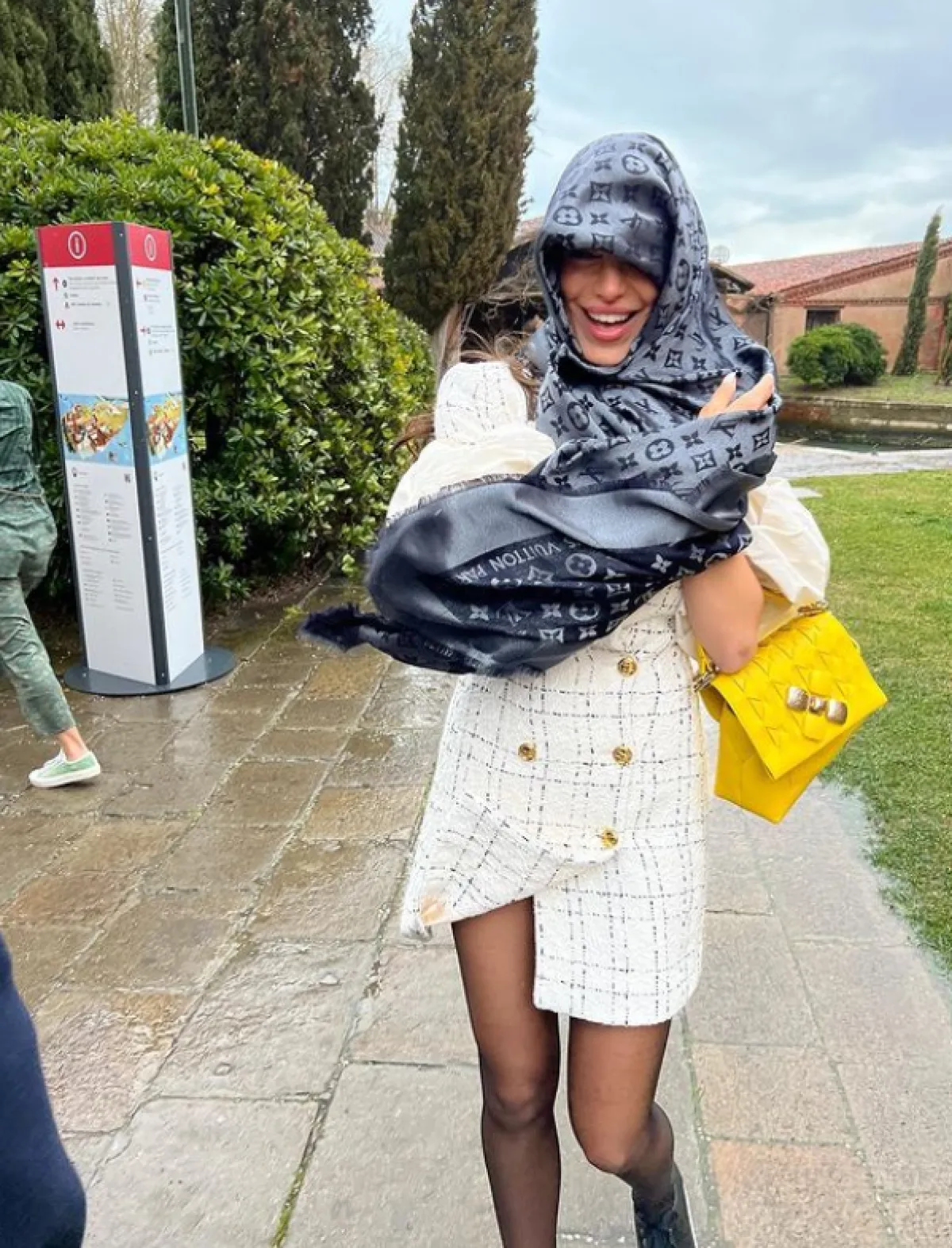 زينب الحلو تضغ وشاحاً من لويس فويتون