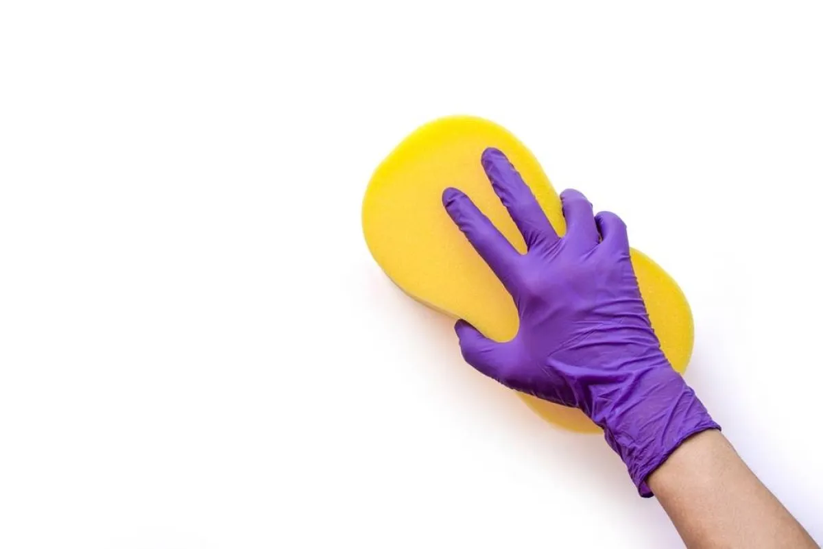 من الهامّ  البعد عن استخدام الجانب الكاشط من الإسفنجة في تنظيف الحوائط 