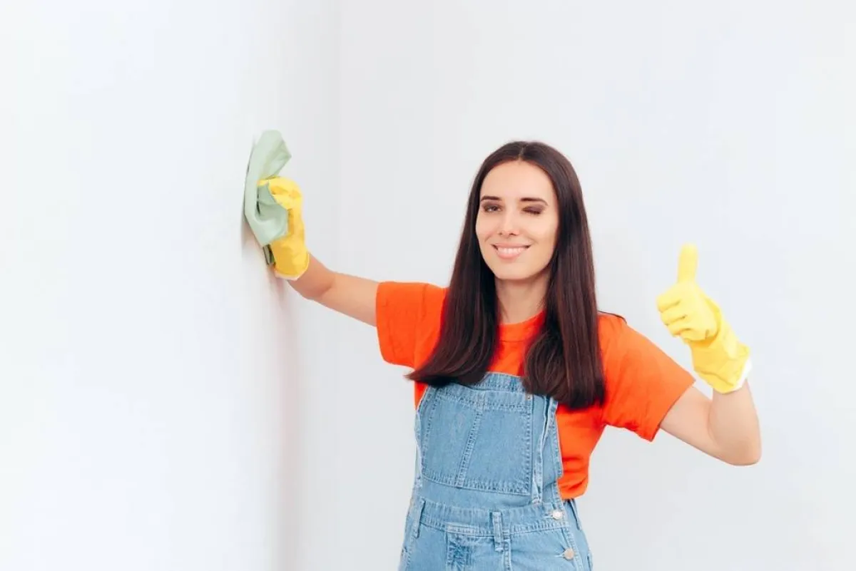 مع تبقّع الحائط، هو يحتاج إلى التنظيف بصورة مدروسة