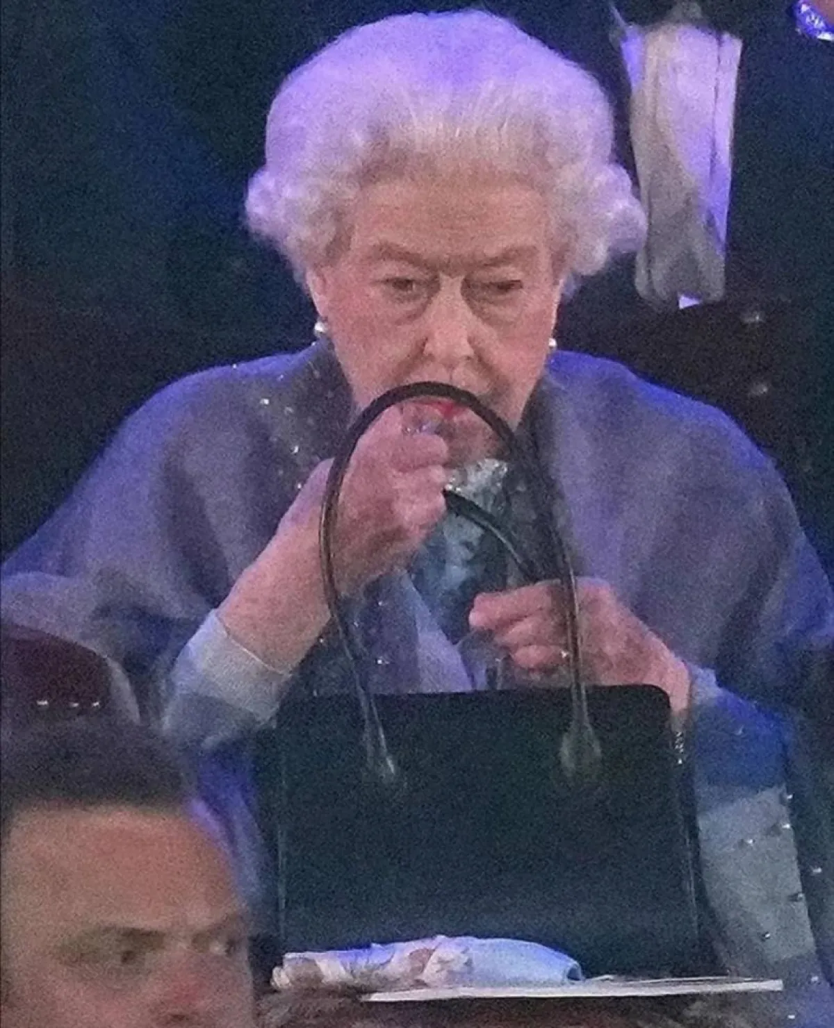 الملكة إليزابيث تضع أحمر الشفاة- الصورة من حساب Europe Royals على إنستغرام