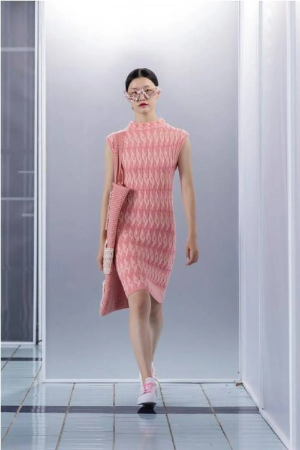 فستان باللون الزهري من أبوجان  Apujan