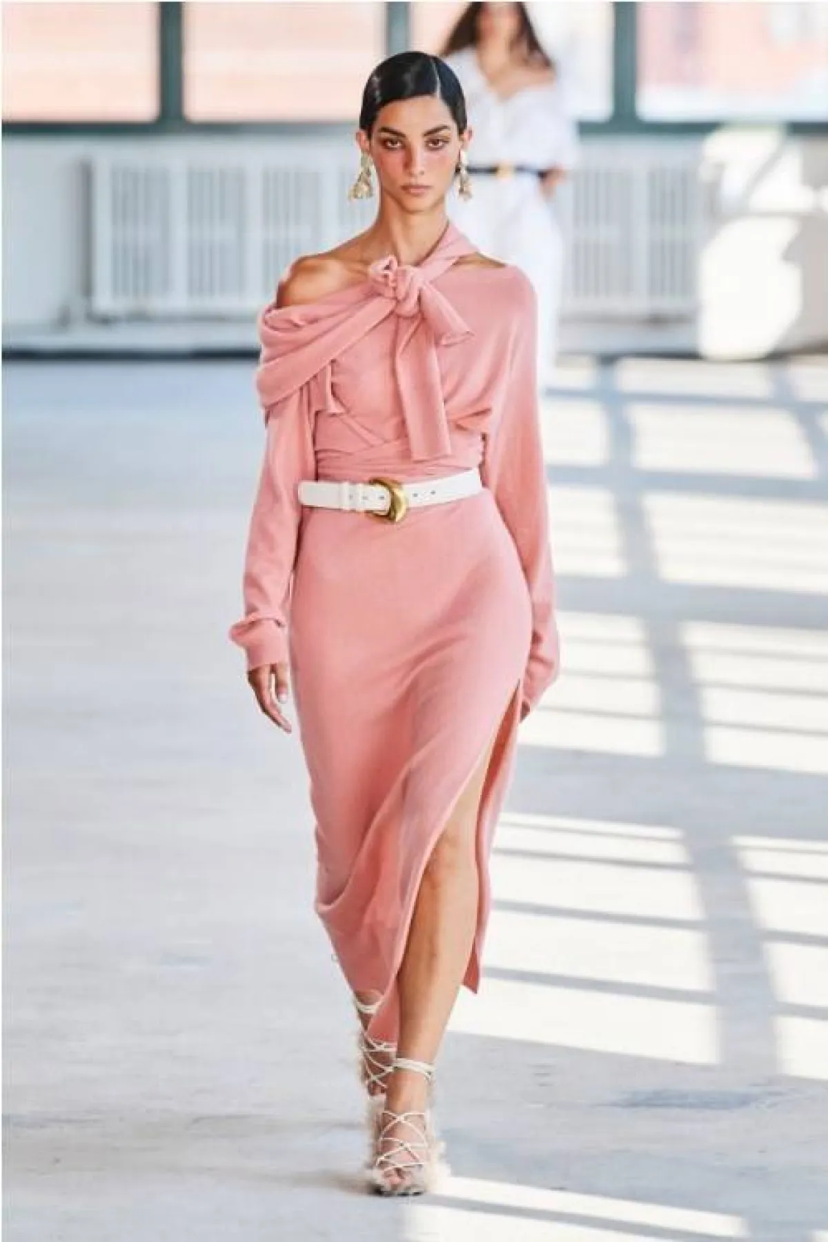 فستان باللون الزهري من ألتوزاررا  Altuzarra