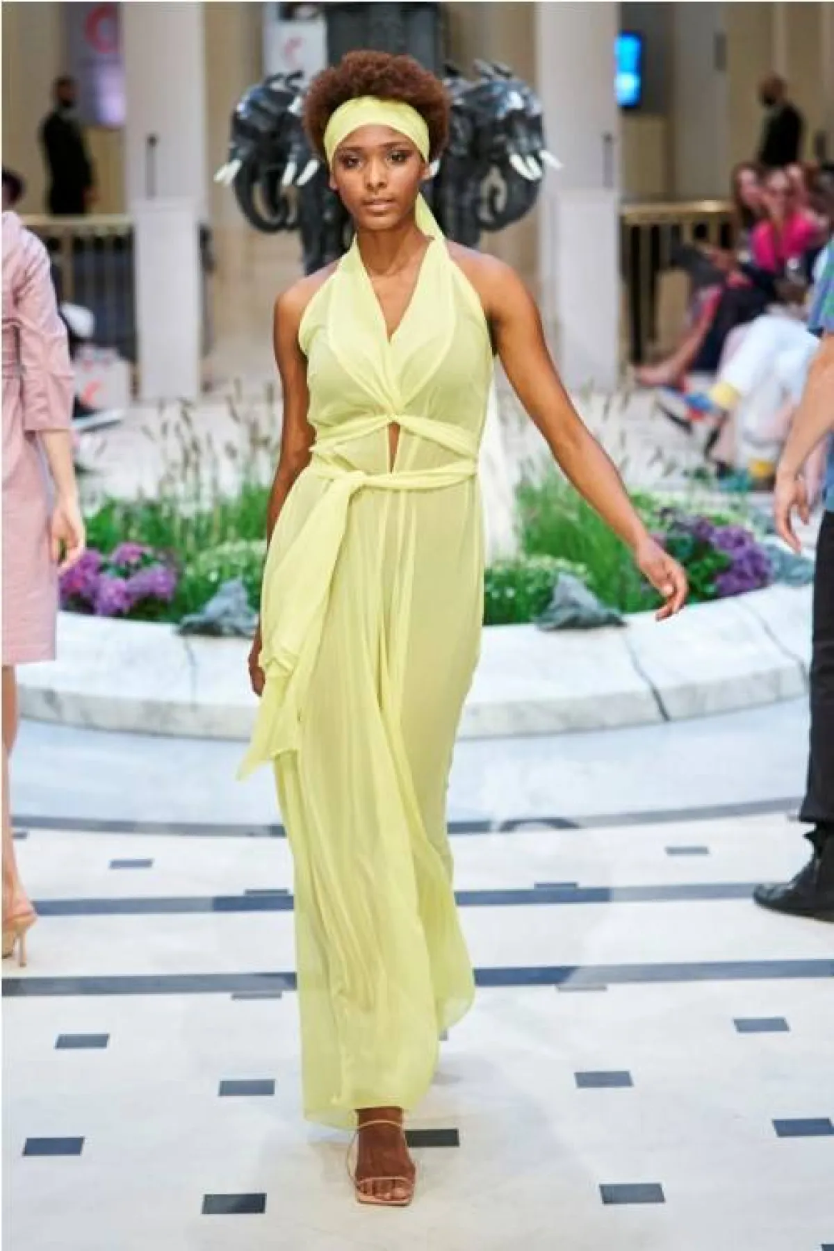 إطلالة باللون الأصفر من أنجا غوكيل  Anja Gockel