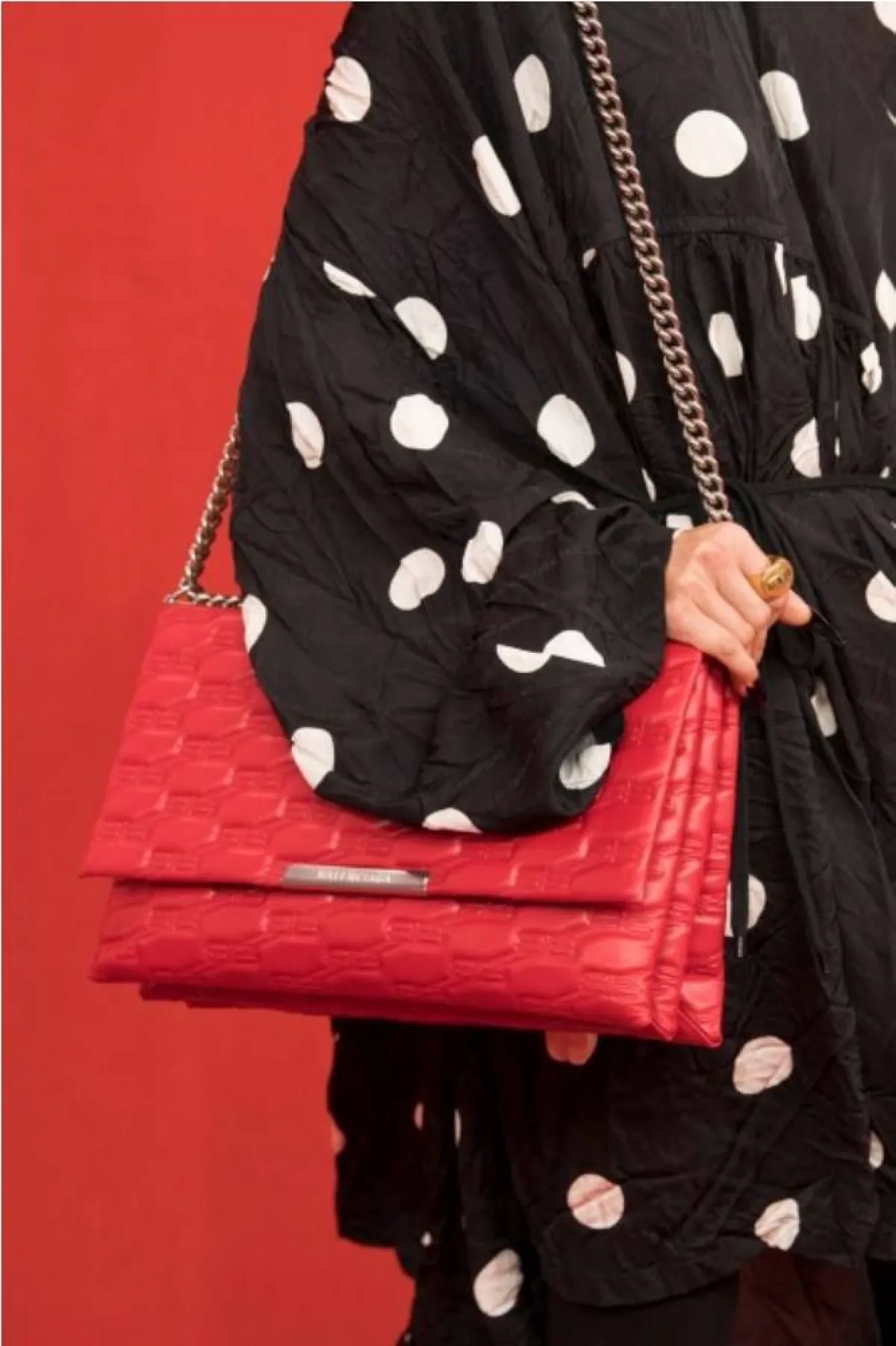 حقائب الكتف خيار عملي وأنيق من بالانسياغا  Balenciaga