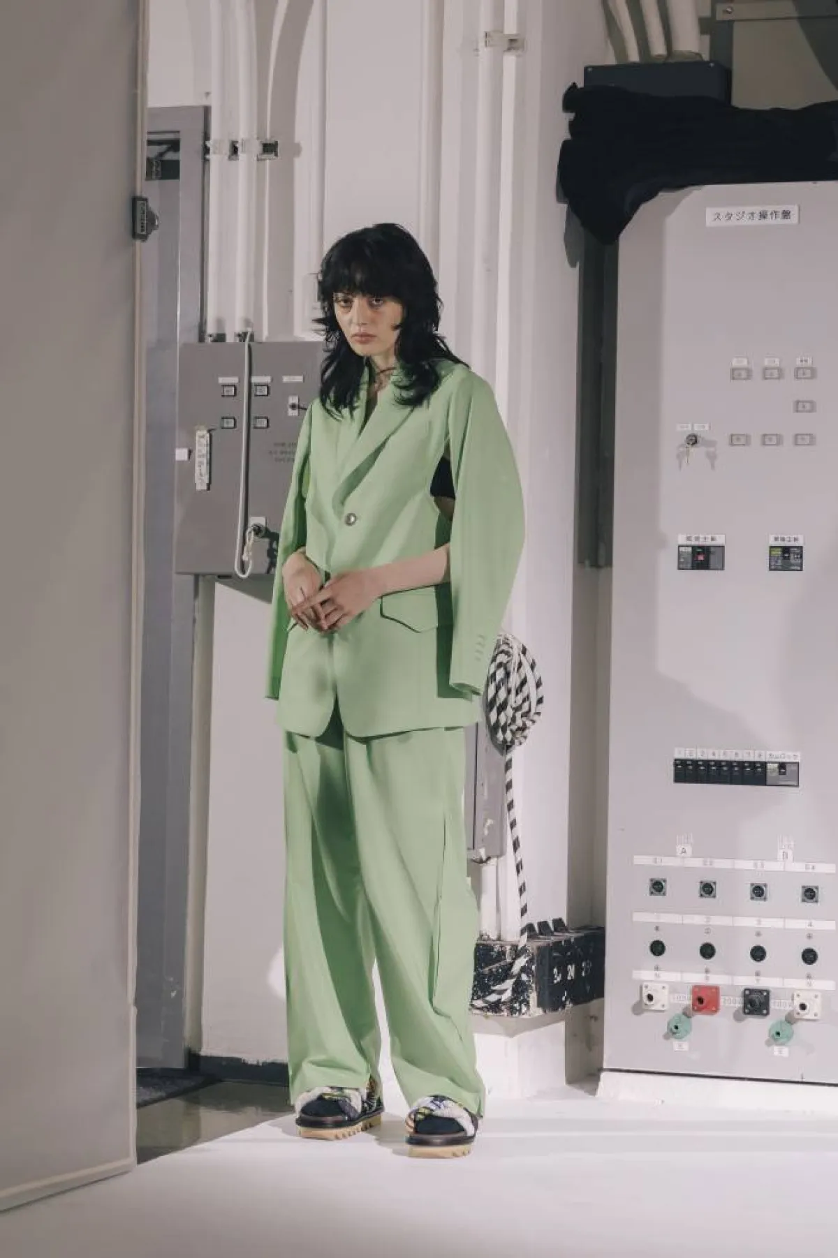 بدلة باللون الأخضر من Base Mark