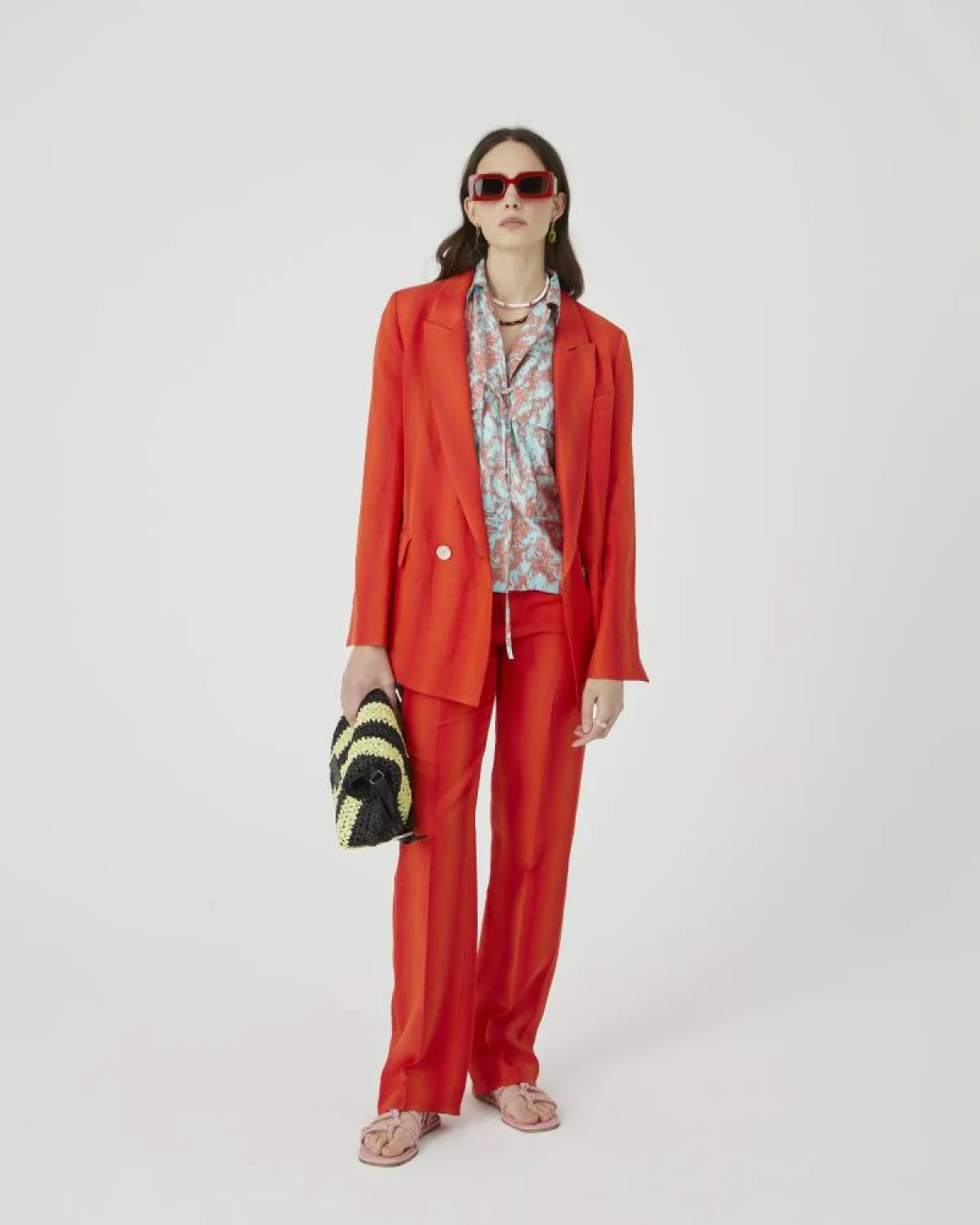 بدلة باللون الأحمر من  بياتريس. بي Beatrice B