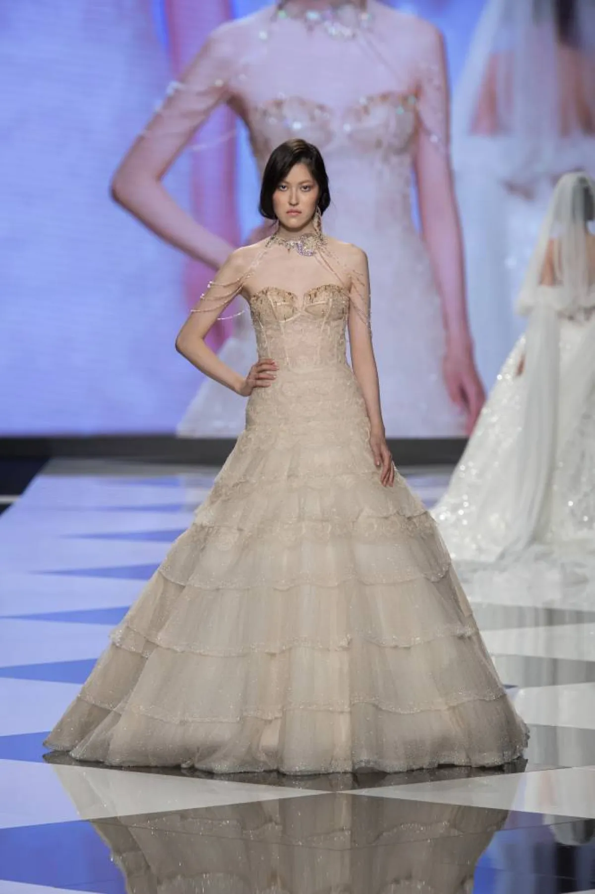 فستان زفاف باللون البيج من Emiliano Bengasi