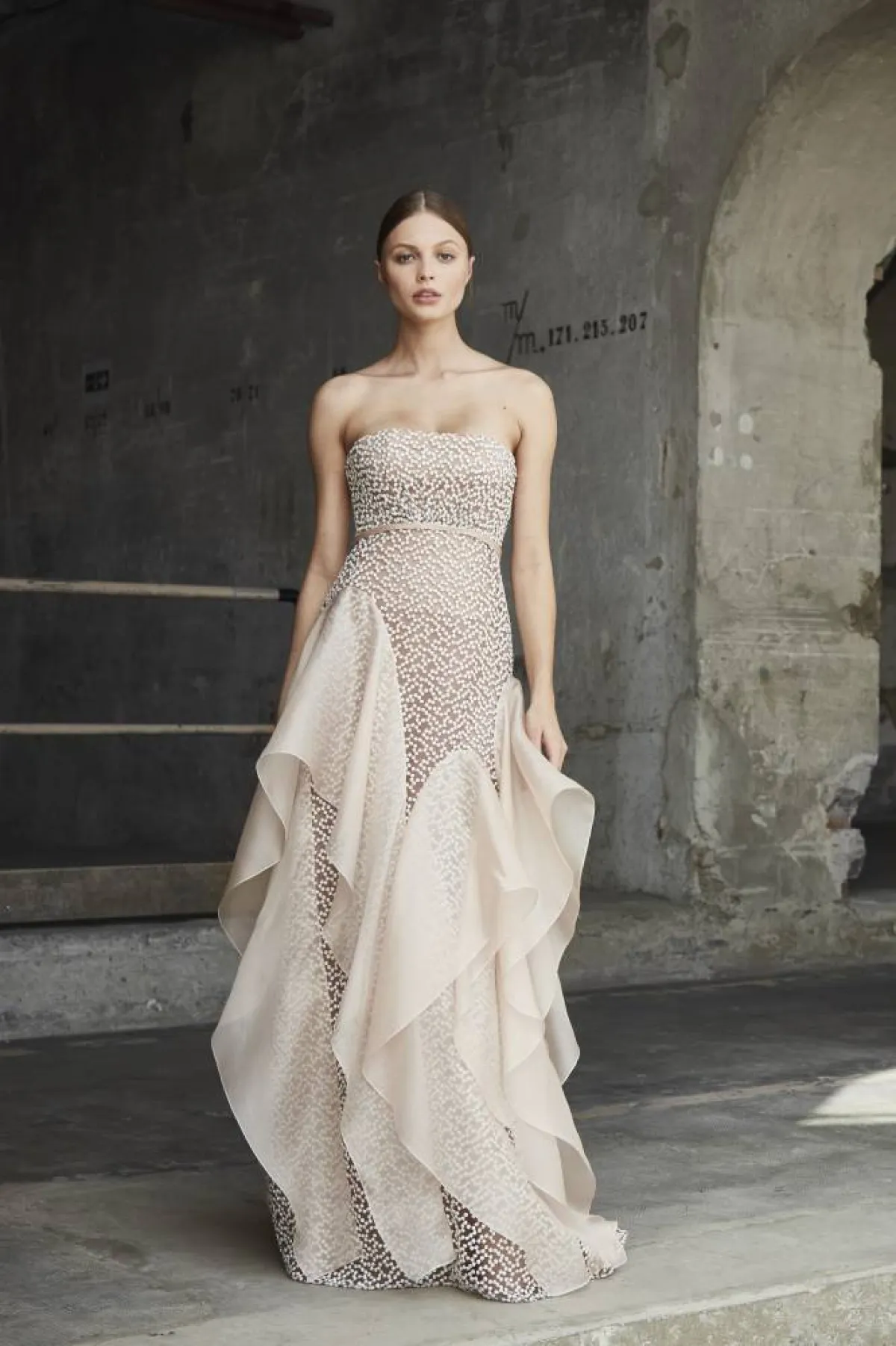 فستان زفاف باللون البيج من Peter Langer