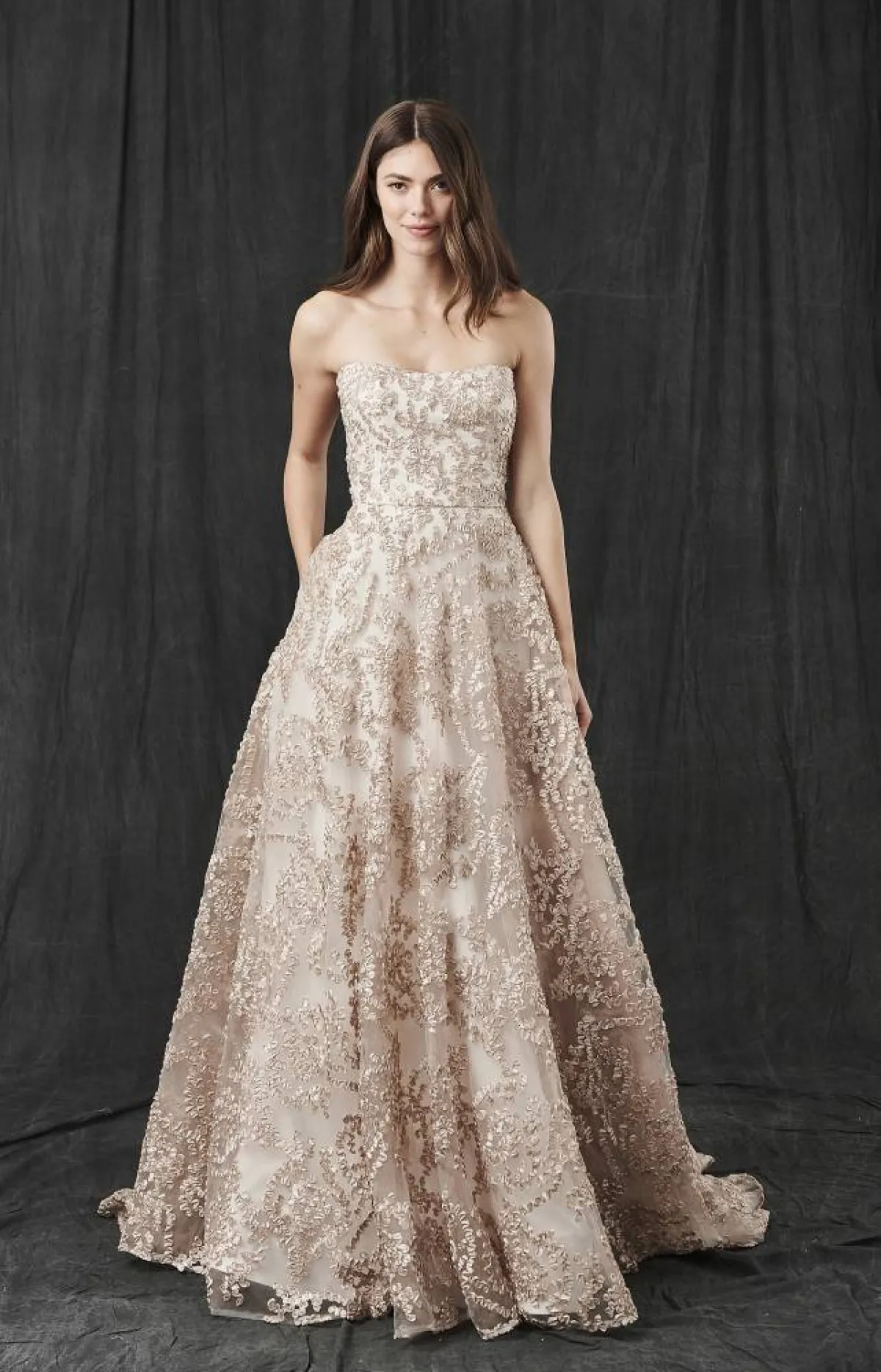 فستان زفاف باللون البيج من Kelly Faetanini