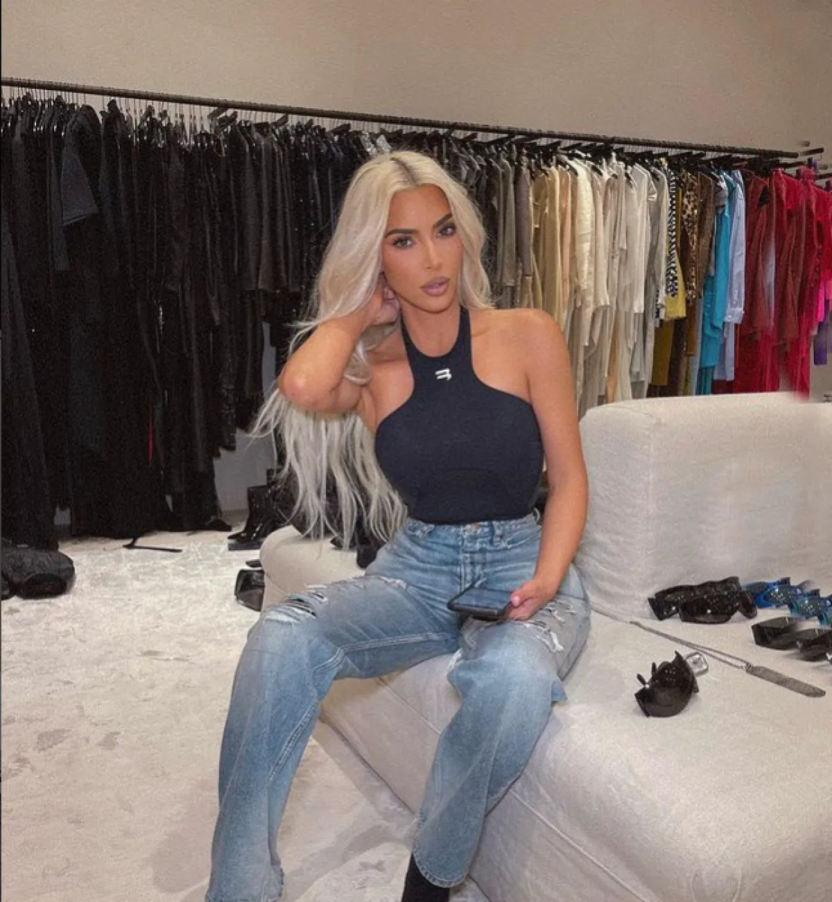 كيم في أحدث إطلالة لها بالدنيم