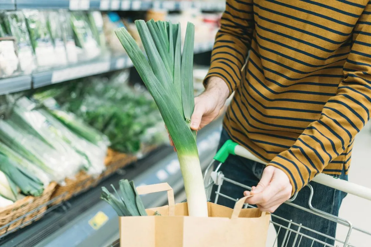 امرأة تشتري الكرات