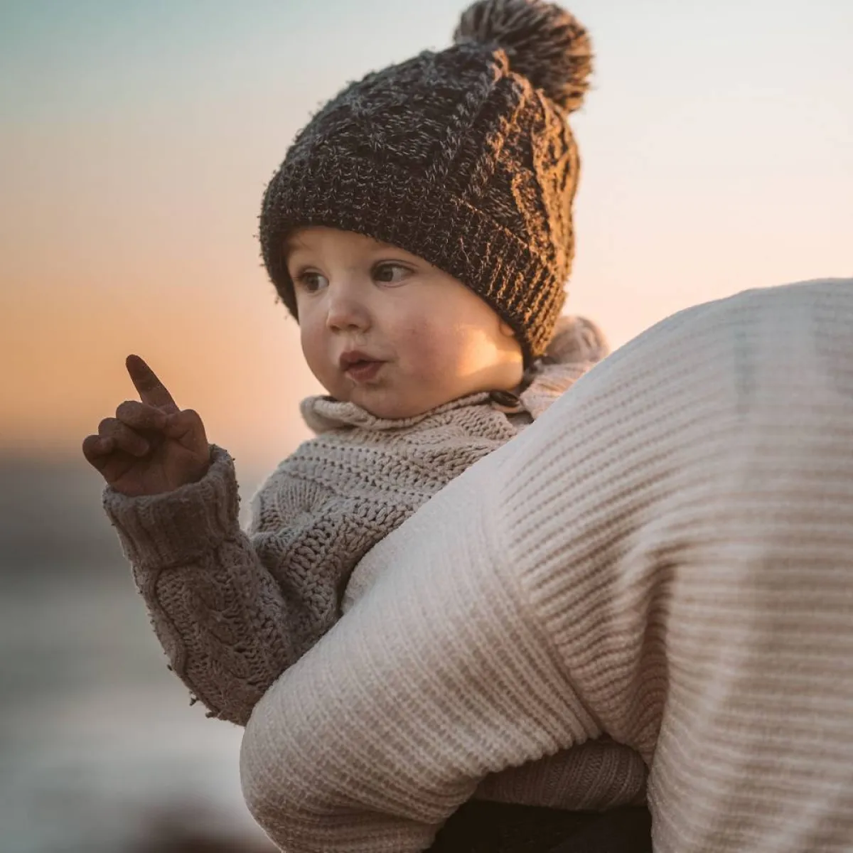 صورة لطفل محمول