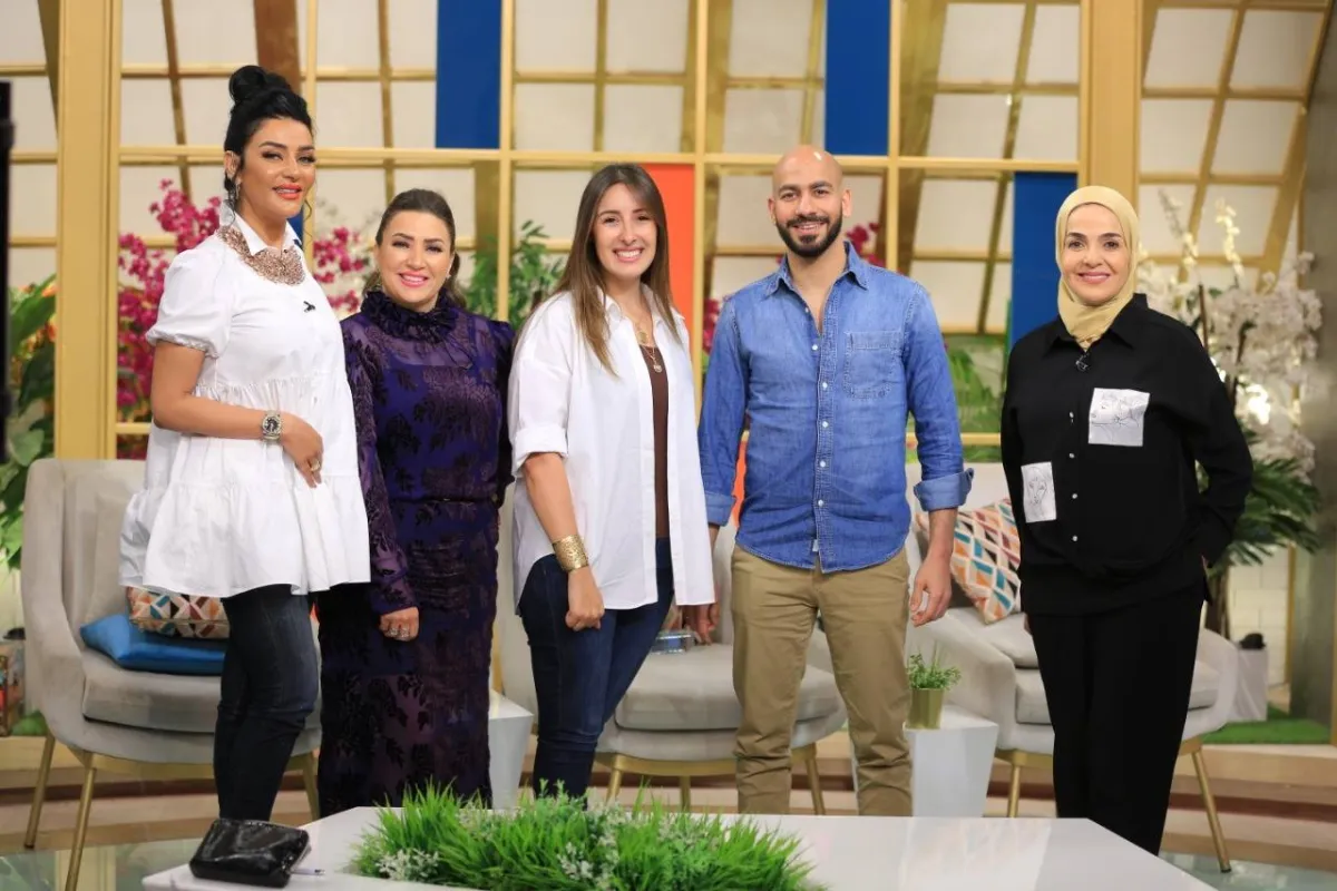 جيلان علاء وخطيبها برفقة مقدمات الستات ما يعرفوش يكدبوا - الصورة من حساب البرنامج على فيسبوك