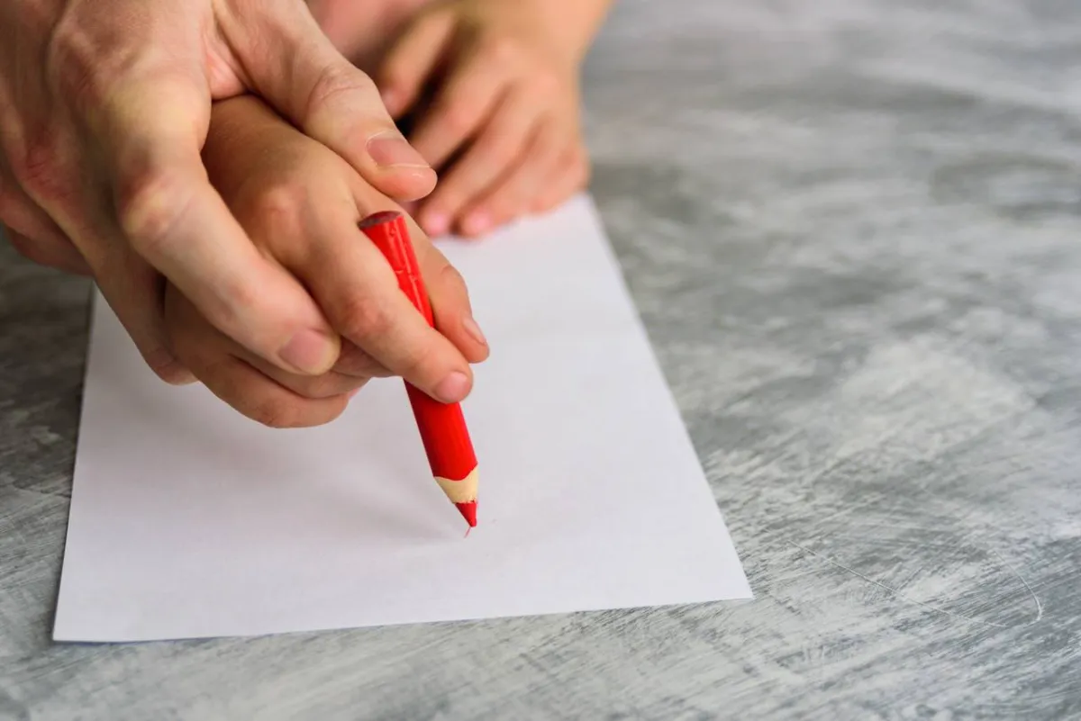 صورة لطفل يتعلم الأحرف