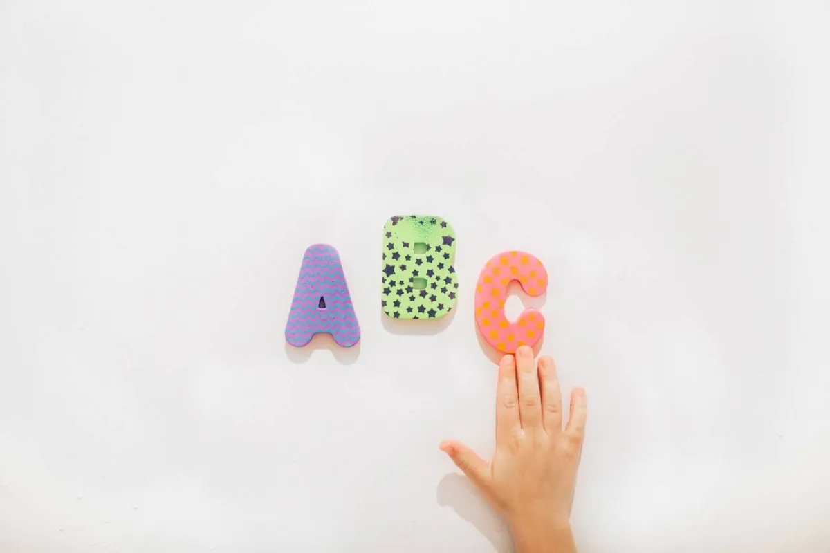 صورة للأحرف اللاصقة