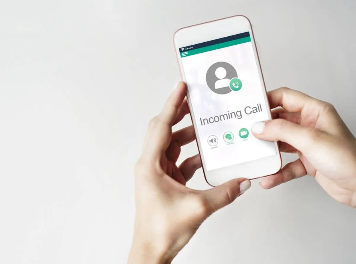 ما هي أصول التصرّف عند ورود مكالمة طارئة خلال اجتماع العمل؟