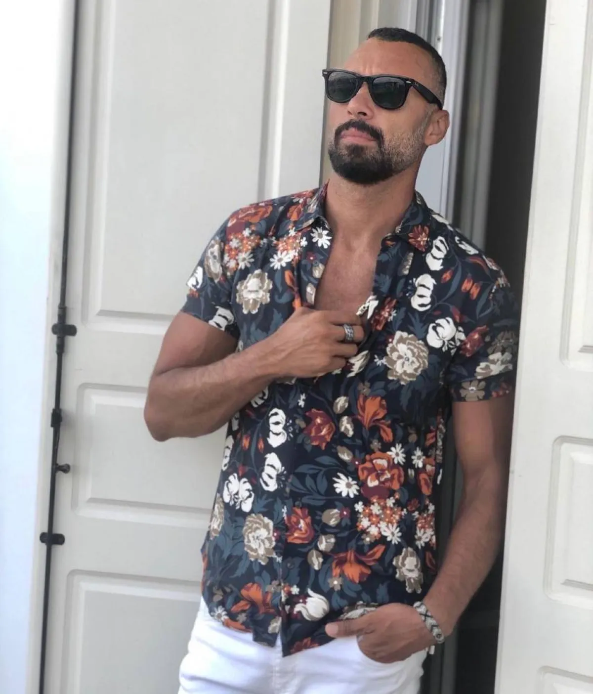 أحمد فهمي بقميص أزرق مُطبع بالورود وبنطلون جينز أبيض