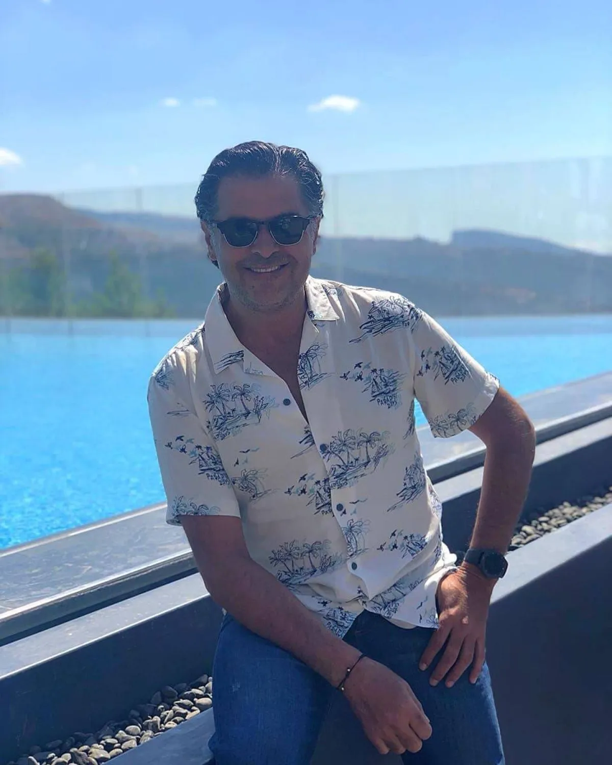 راغب علامة بقميص أبيض مشجر وبنطلون جينز أزرق