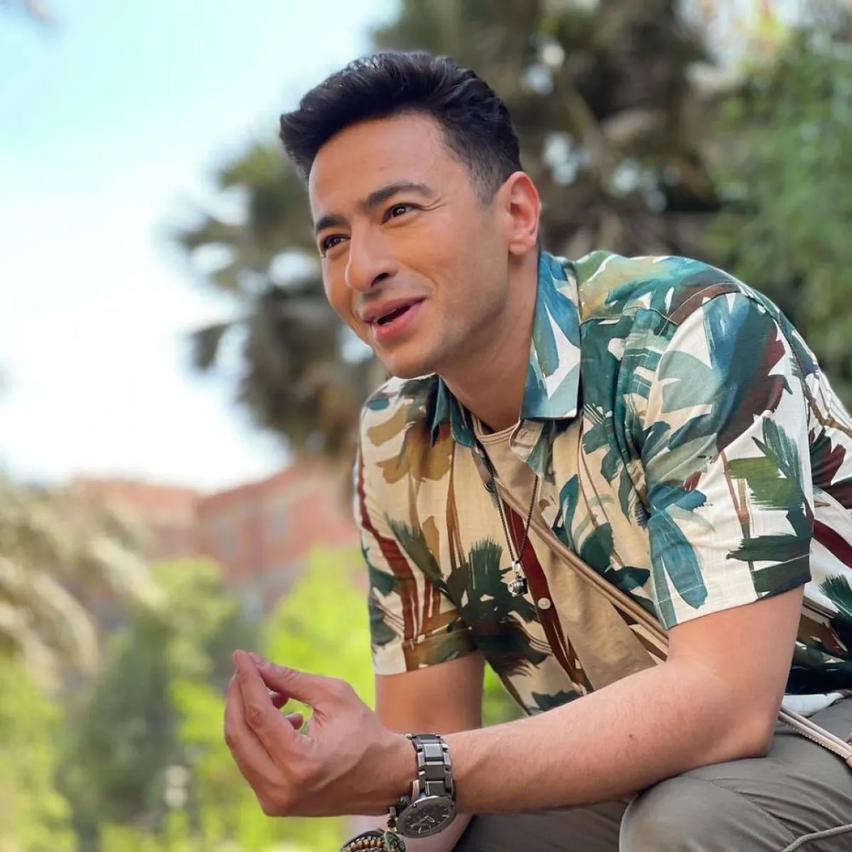 حمادة هلال بقميص مشجر وبنطلون باللون الأخضر الداكن