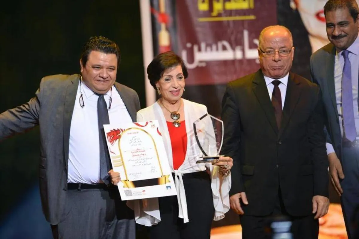 رجاء حسين أثناء تكريمها - صورة من أرشيف سيدتي