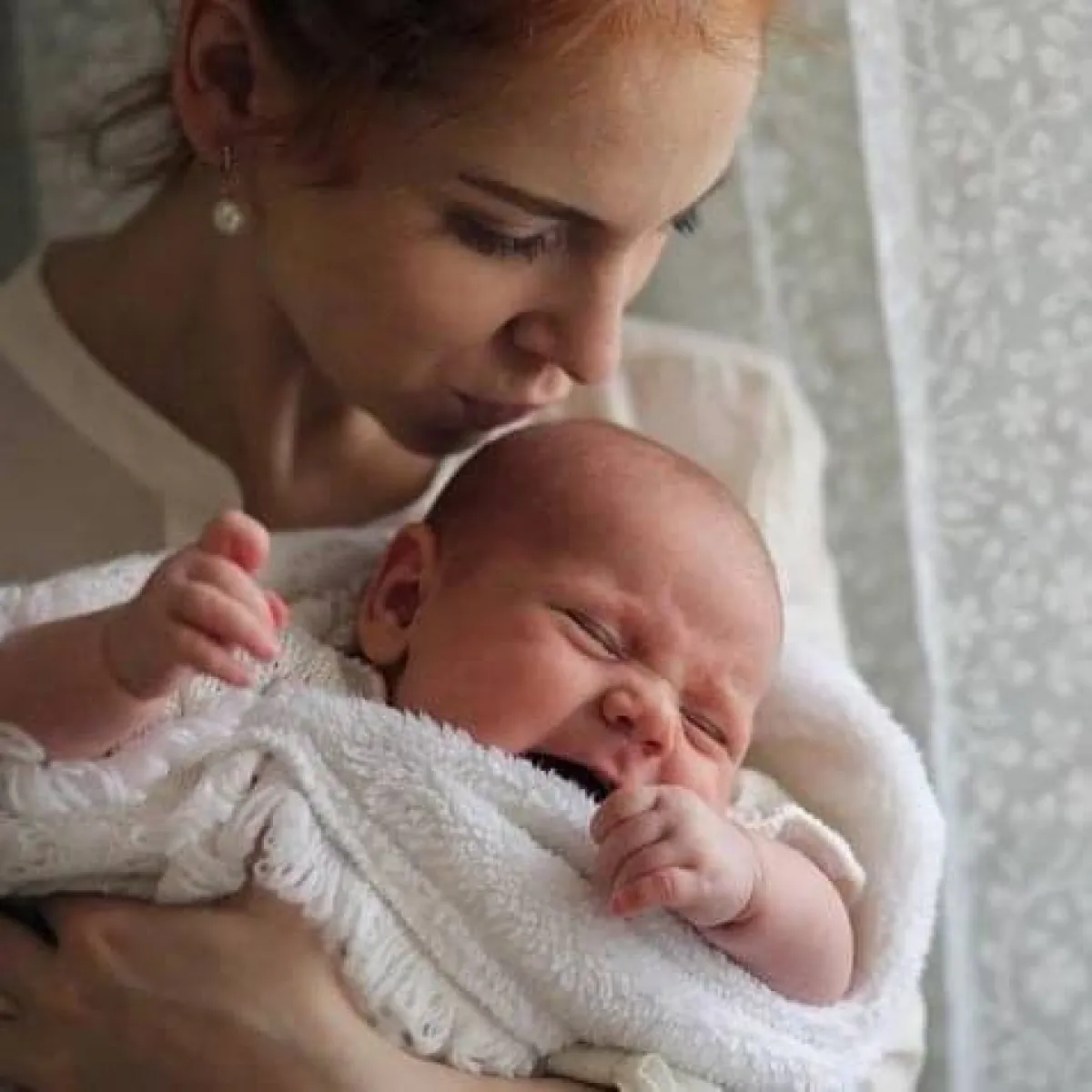 صورة لطفل وأمه