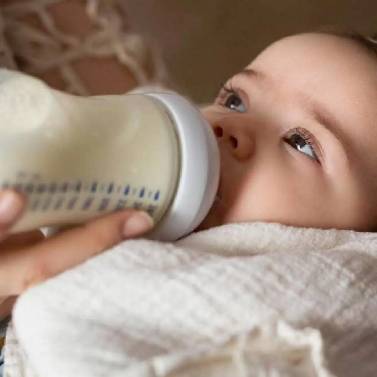 صورة لطفل يرضع