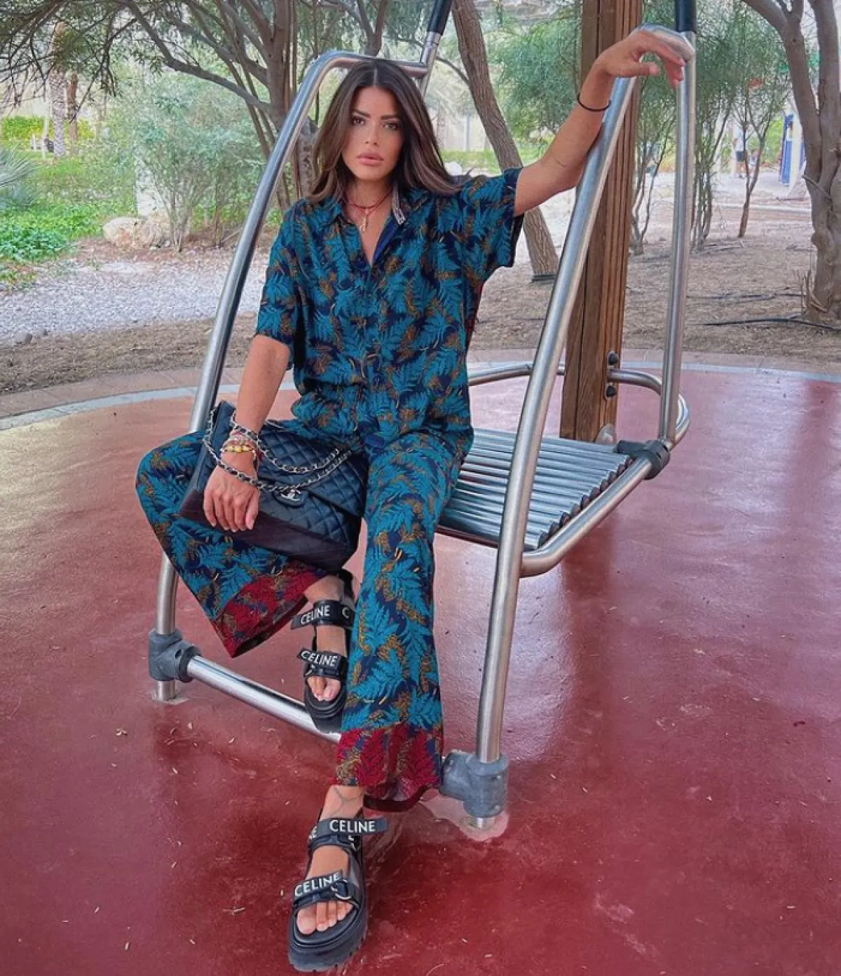 فوزاز تنتعل الصندل المريح