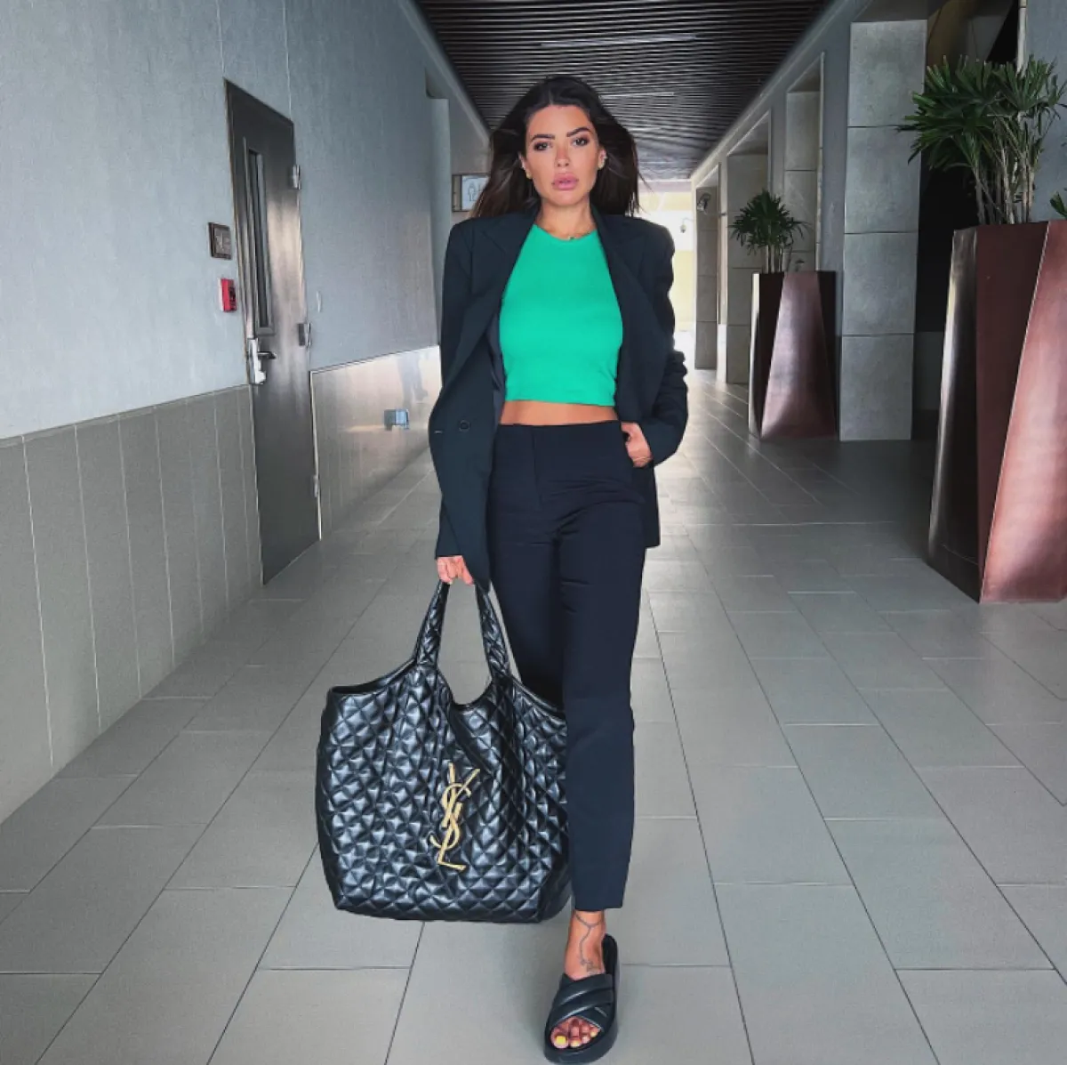 ليدي فوزازا تظهر ببدلة كحلية وبلوزة خضراء 