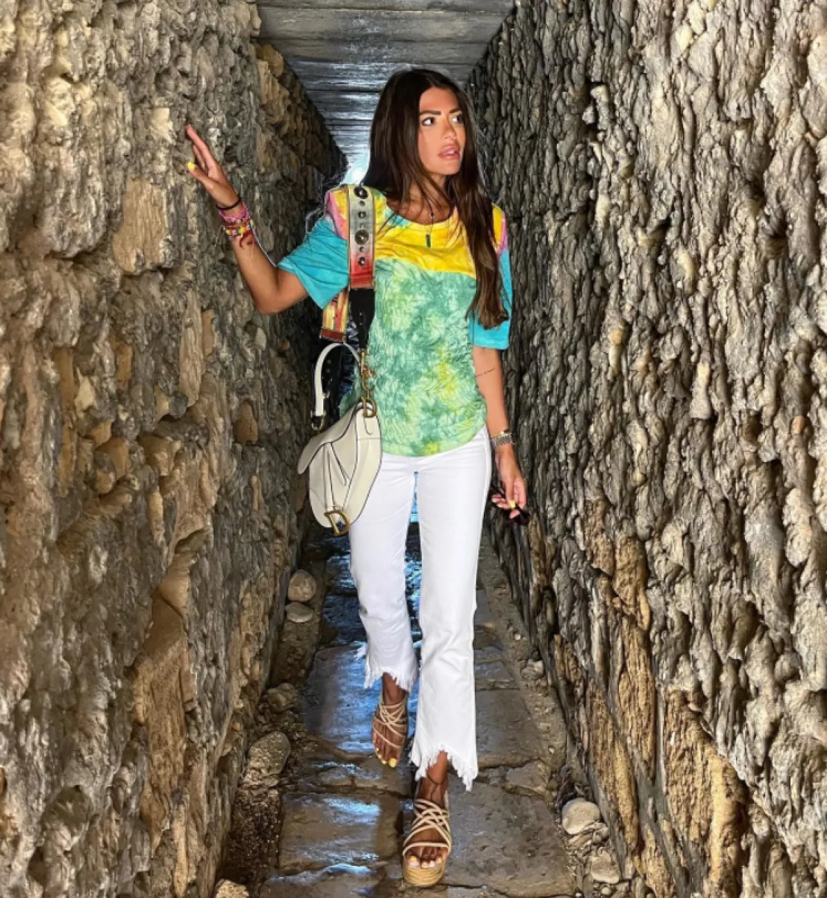 ليدي فوزازا ترتدي السروال الأبيض