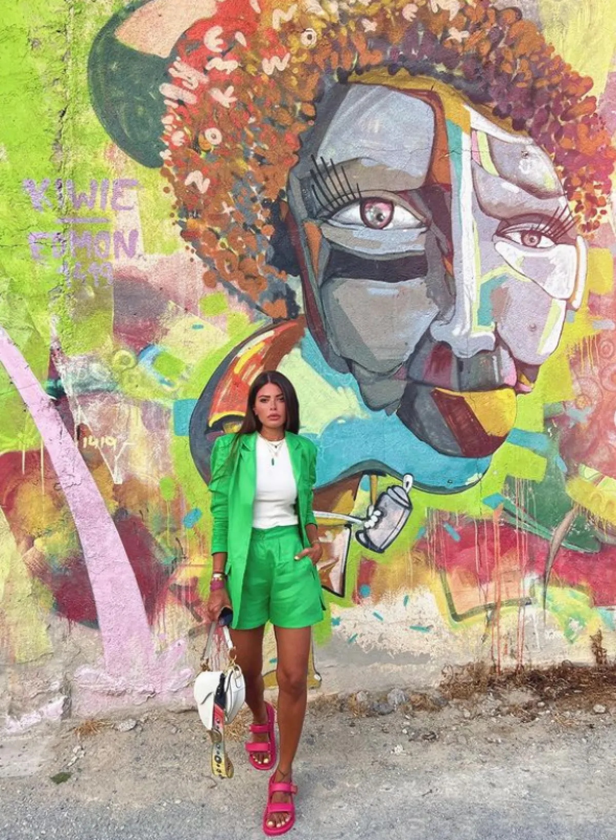 فوزازا ترتدي بدلة خضراء