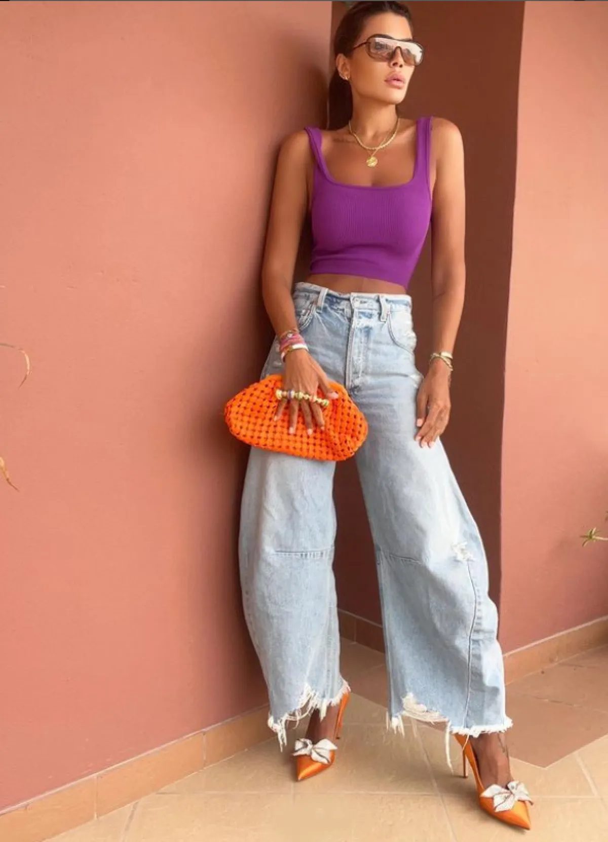 ليدي فوزازا ترتدي سروال الدنيم الواسع