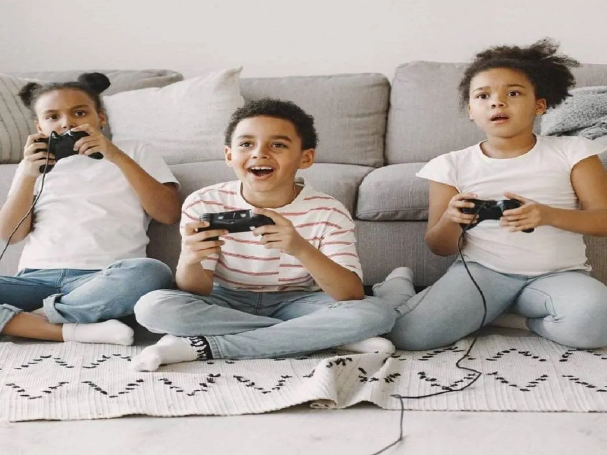 صورة لأطفال يلعبون بواسطة الألعاب الألكترونية