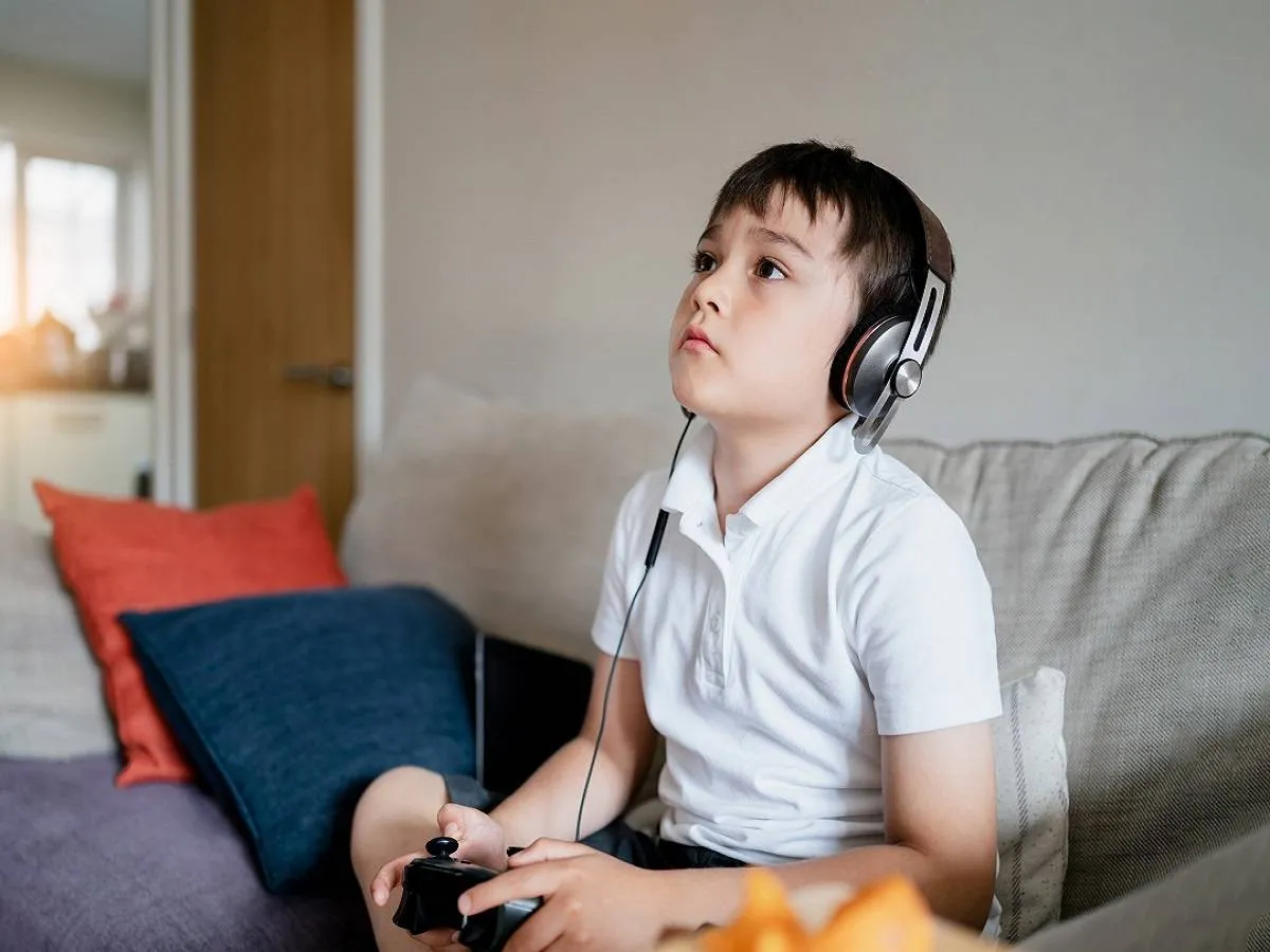 صورة لطفل يقوم باللعب بمفرده