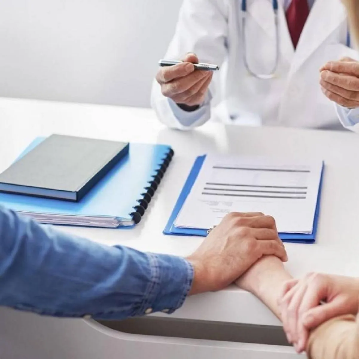 صورة تعبيرية لزوجين وطبيبة