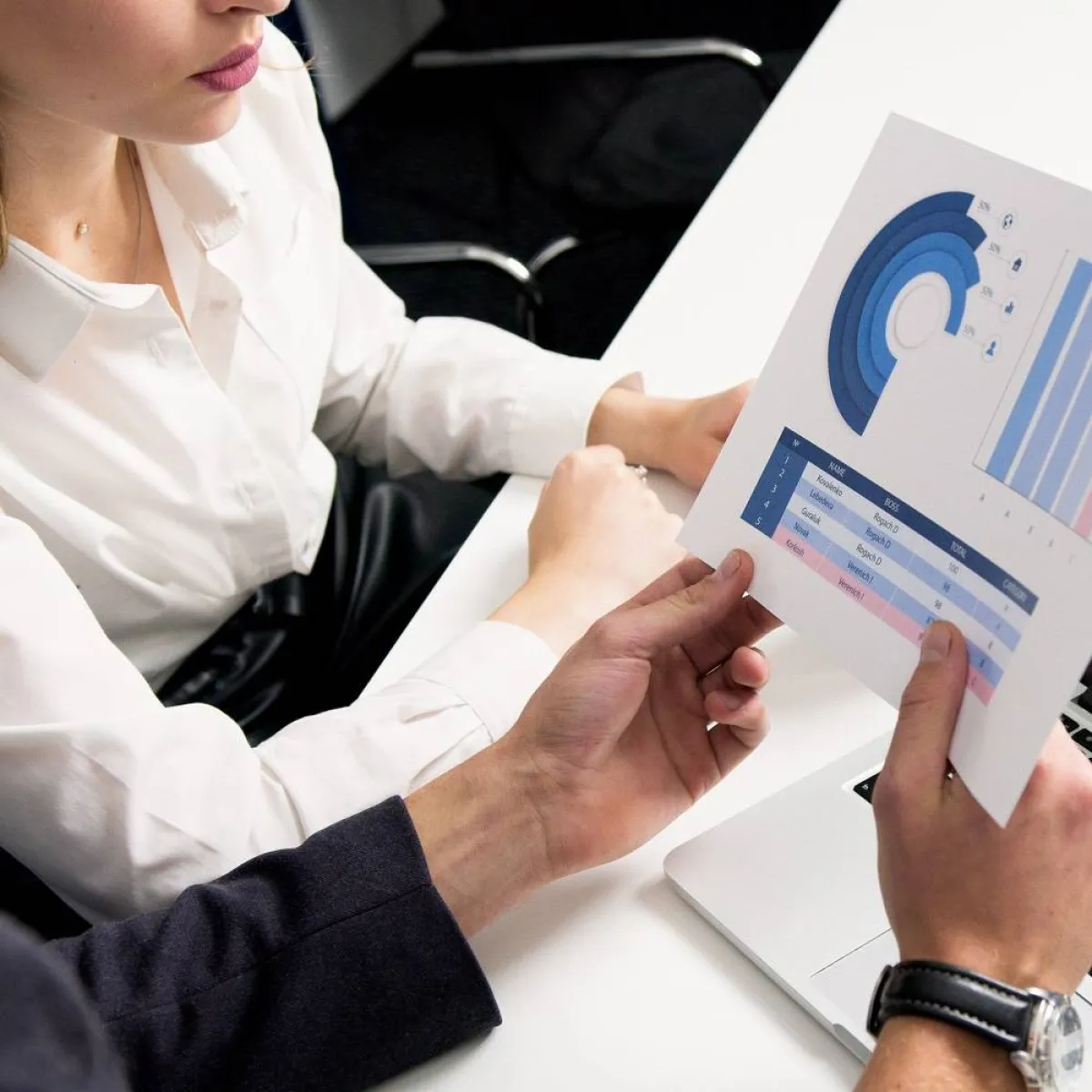 صورة لطبيبة وورق النتائج