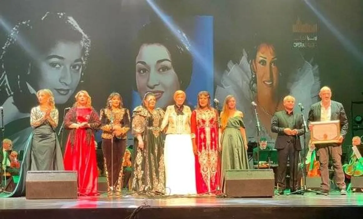 وزيرة الثقافة والفنون في الجزائ  تتوسط المطربات اللاتي أحيين الحفل- الصورة من وكالة الأنباء الجزائرية