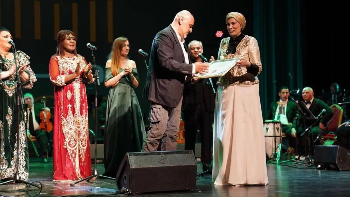 وزيرة الثقافة تكرم ابن وردة الجزائرية في بداية الحفل بحضور المطربات الشابات- الصورة من موقع دار الأوبرا 