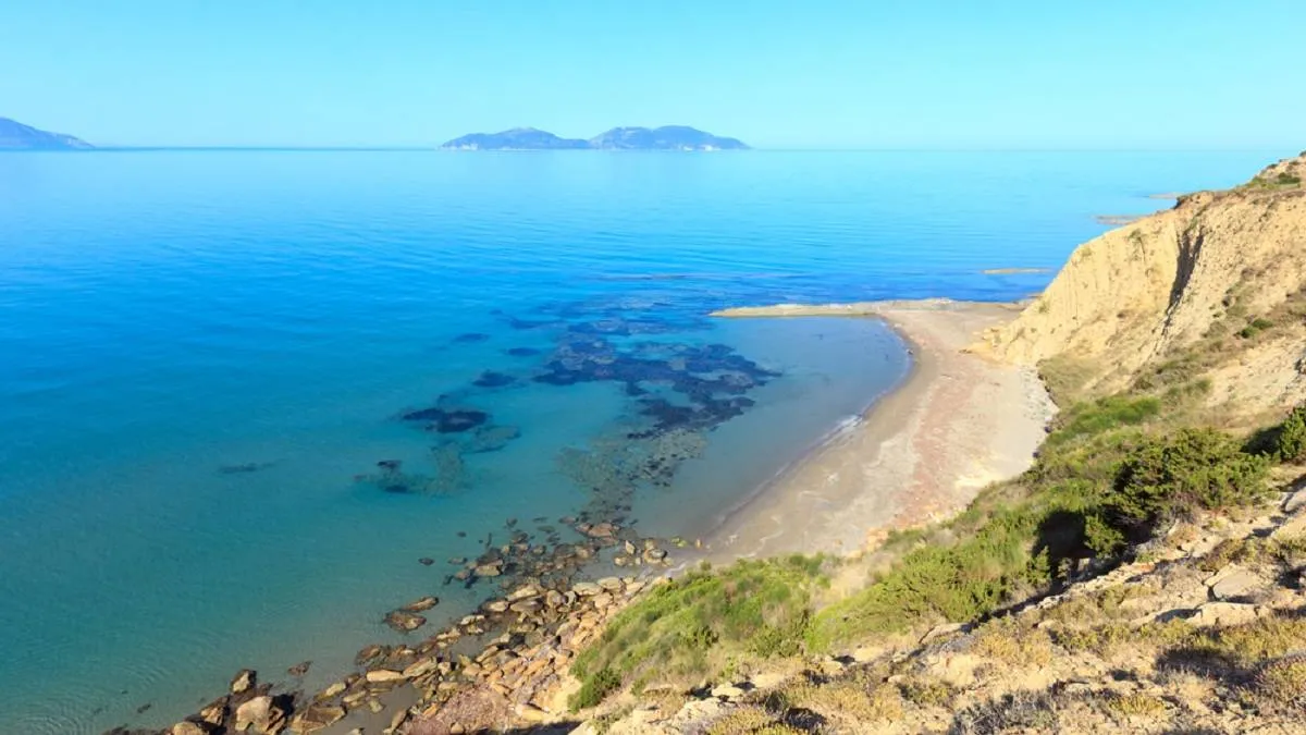 تقع هيماري عبر الريفيرا الألبانية وهي مدينة شاطئية منعزلة 