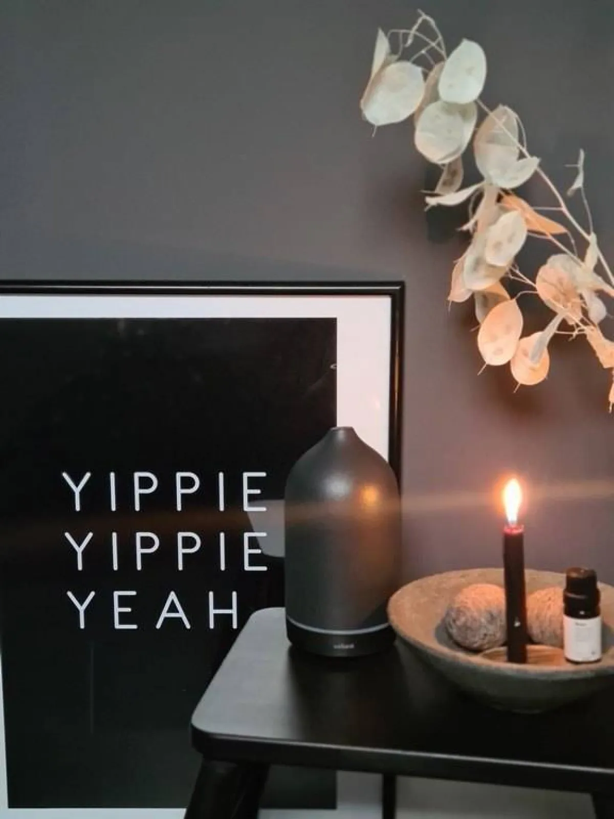 جدار مطلي بطلاء رمادي غامق