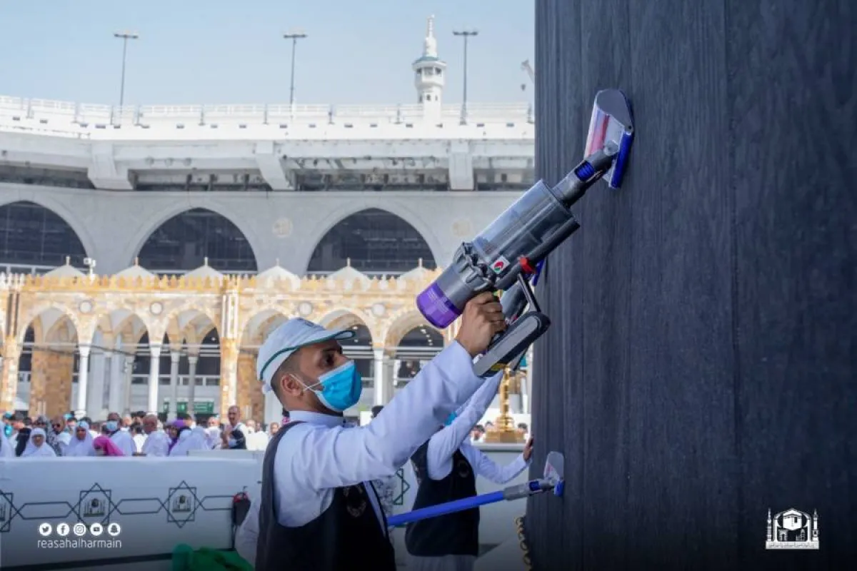 مكينة شفط ذكية لتنظيف وتطهير ثوب الكعبة  المشرفة