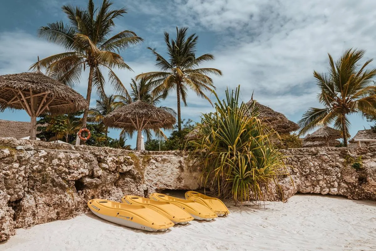 مجموعة من زوارق "الكاياك" الصفر على أحد شواطئ زنجبار