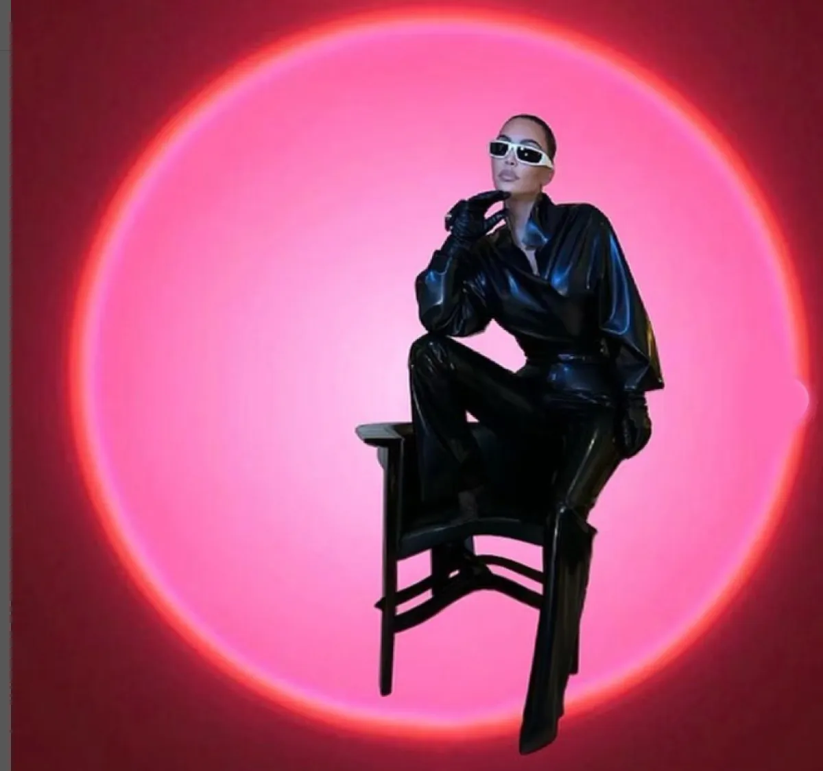 كيم ترتدي البدلة السوداء