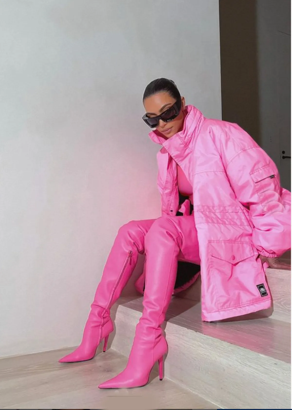 كيم ترتدي سترة البومبير مع الليغنغ الذي تشتهر به