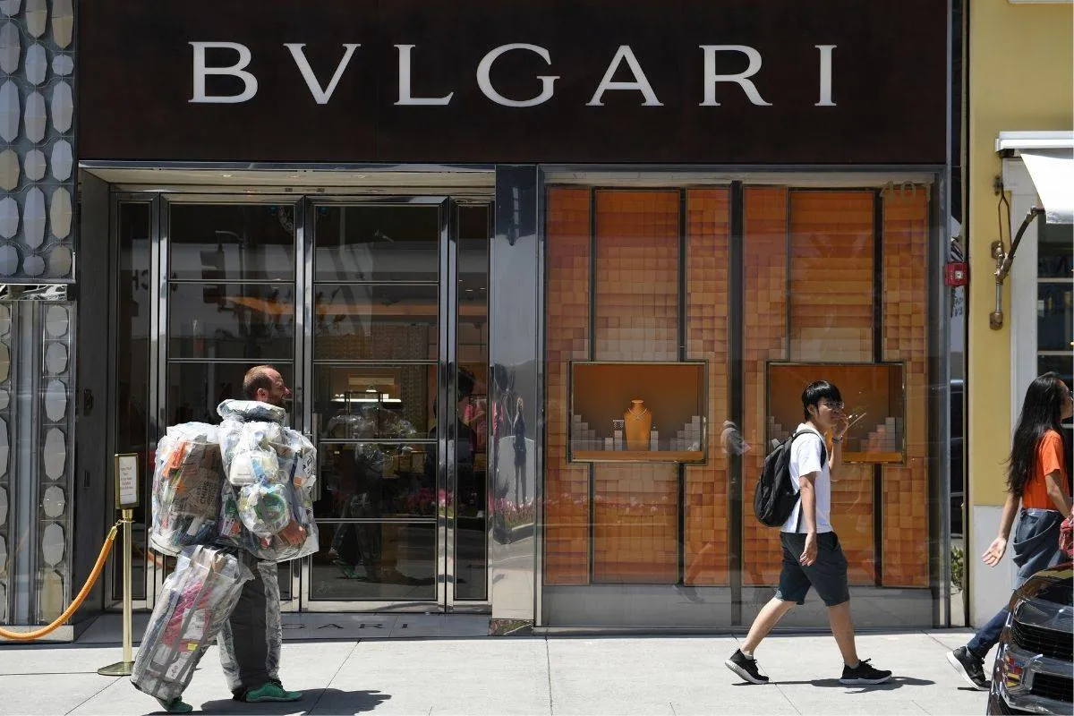 صورة روب جرينفيلد يتجول في الشارع بالقمامة