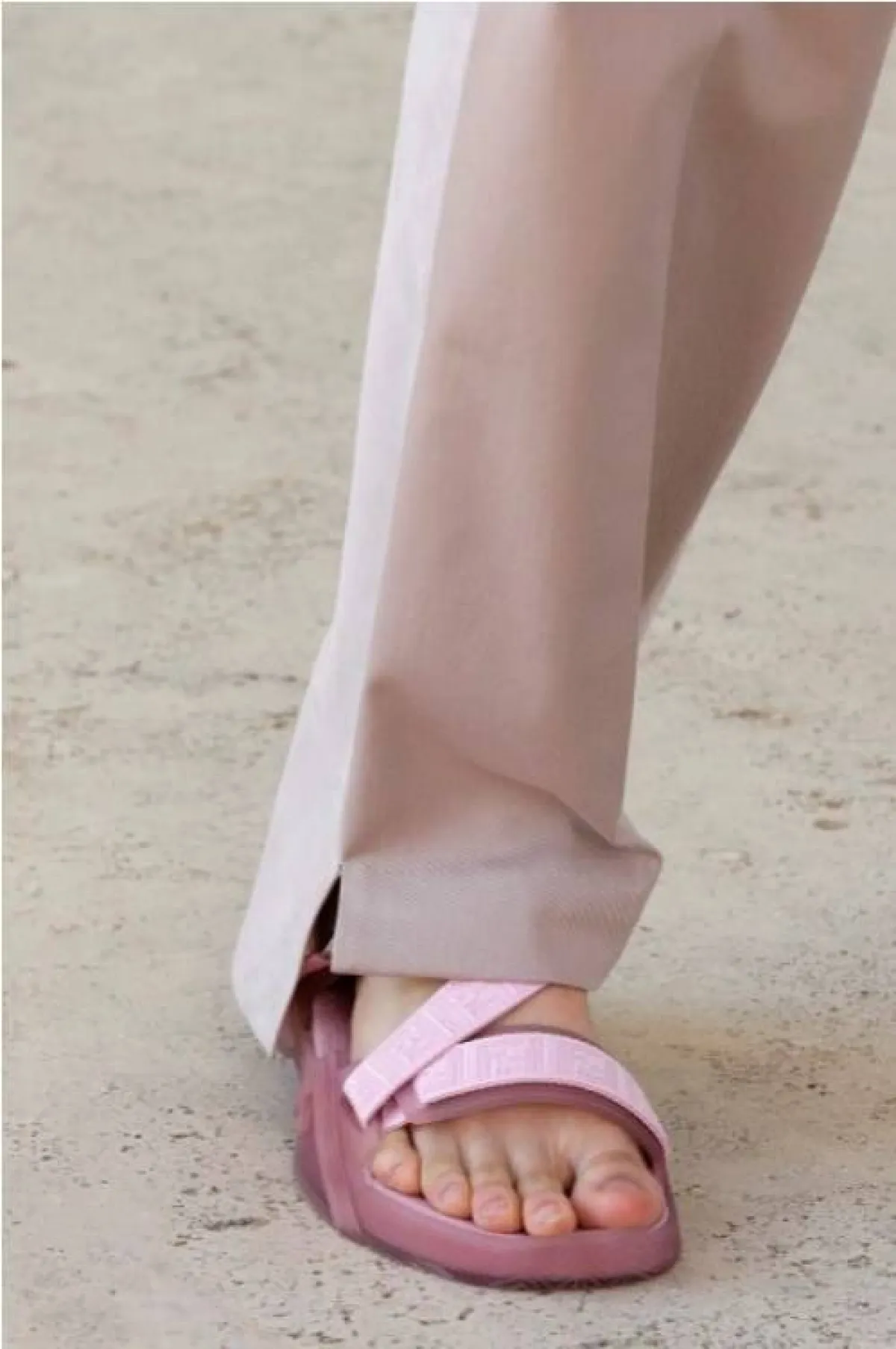 حذاء مفتوح من فندي  Fendi