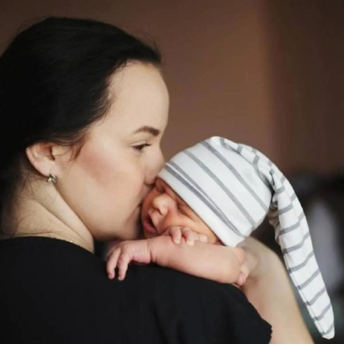 صورة لأم تحمل رضيعها