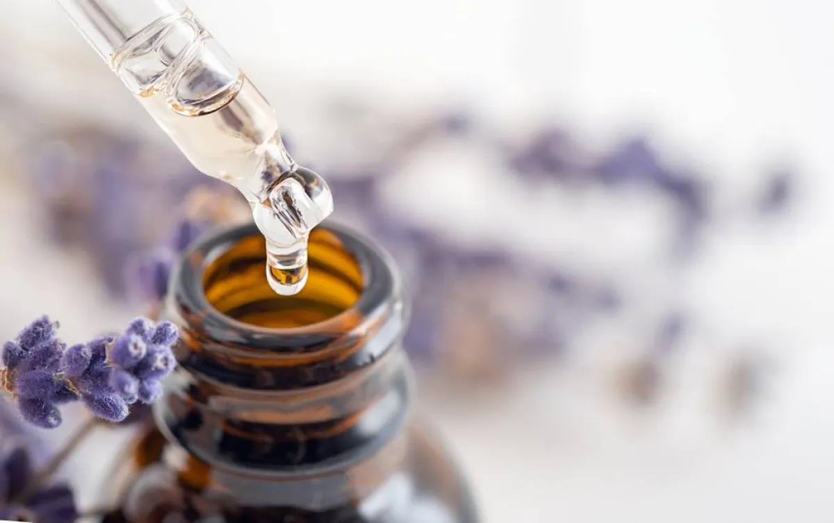 قطرات من زيت اللافندر تُمزج بمسحوق صودا الخبز لغرض التعطير