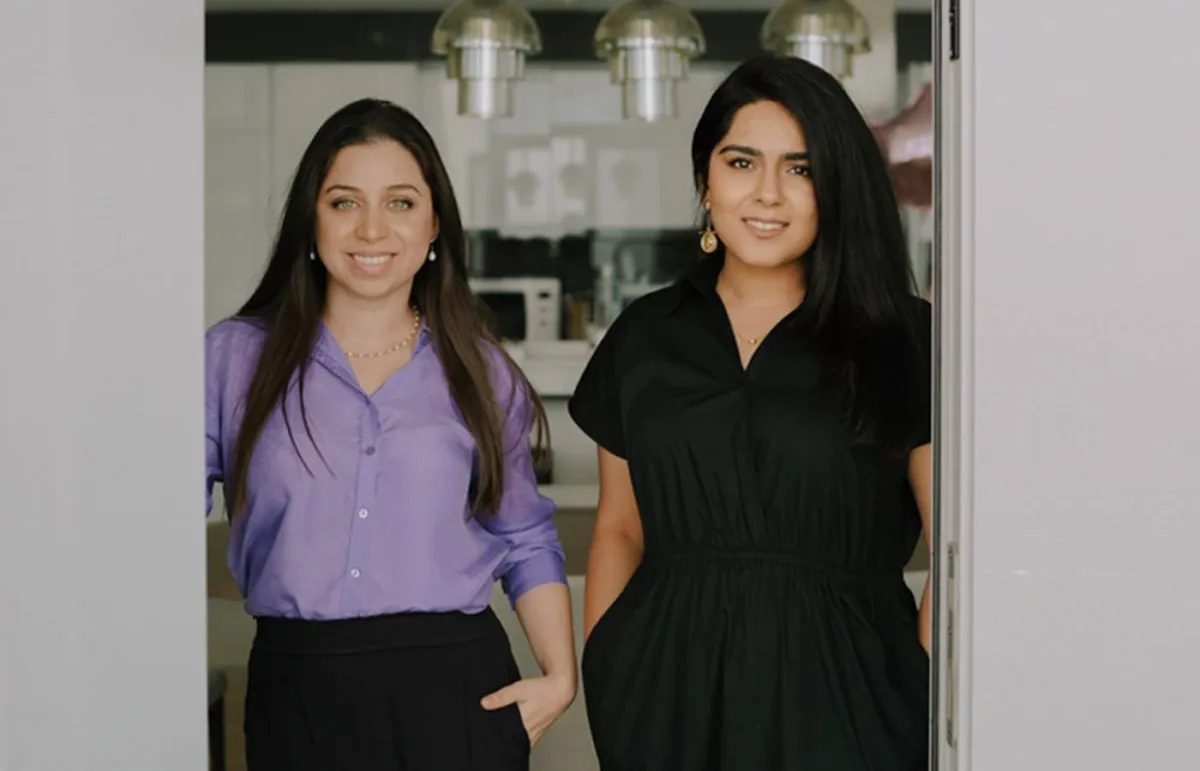 من اليمين، المصمّمتان شاكتي غوبتا ويانا بولانوفسكايا 