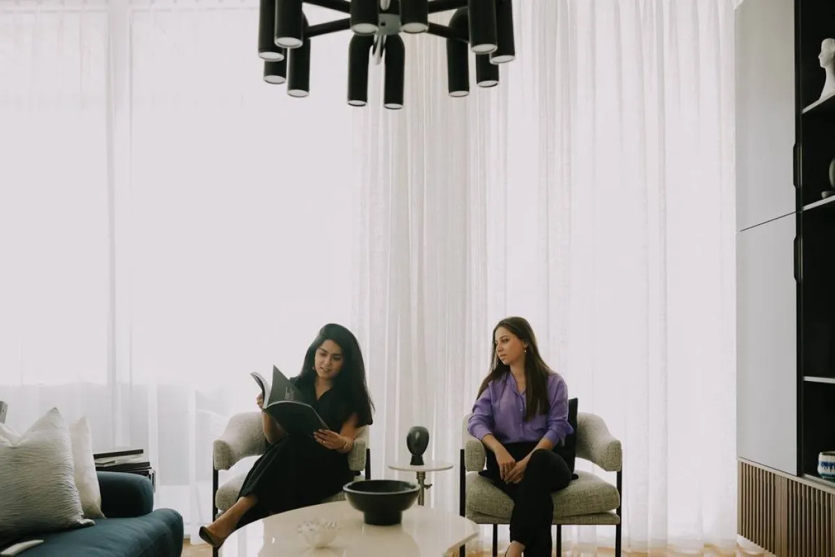 من اليمين، المهندستان يانا بولانوفسكايا وشاكتي غوبتا