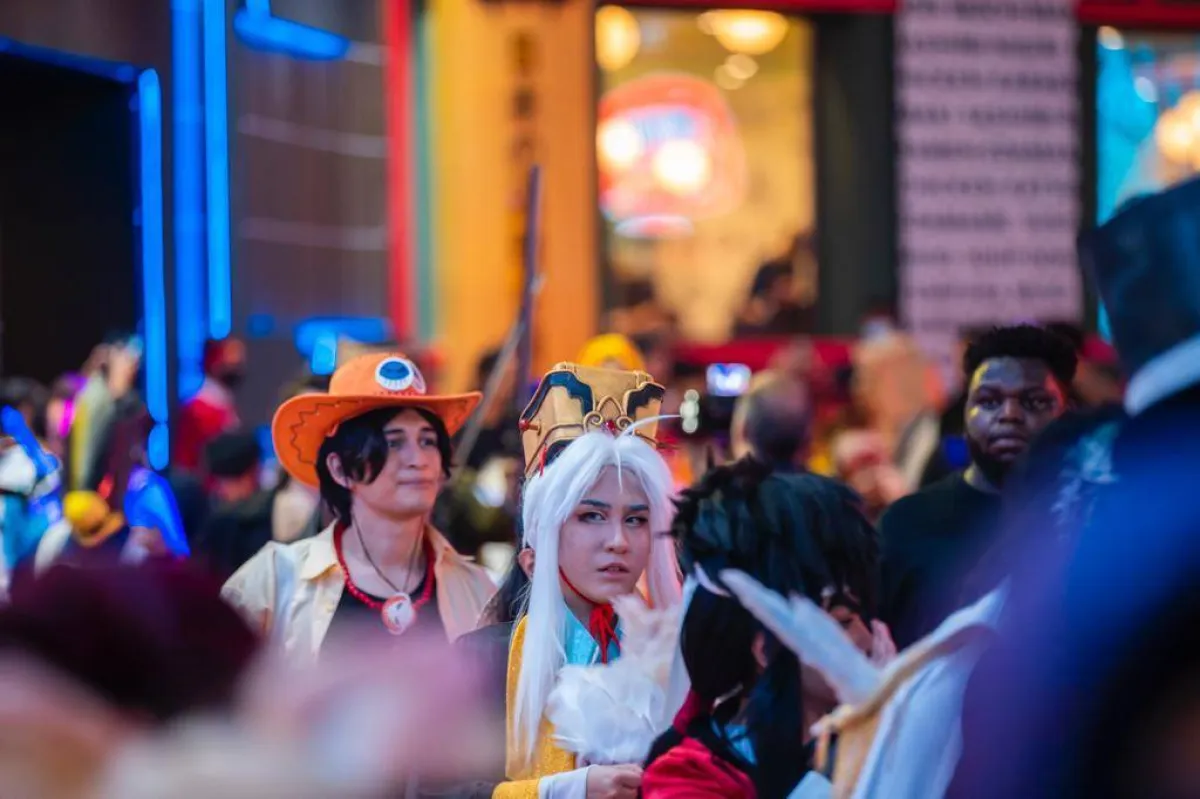 أطول مسيرة تنكرية لأشهر شخصيات